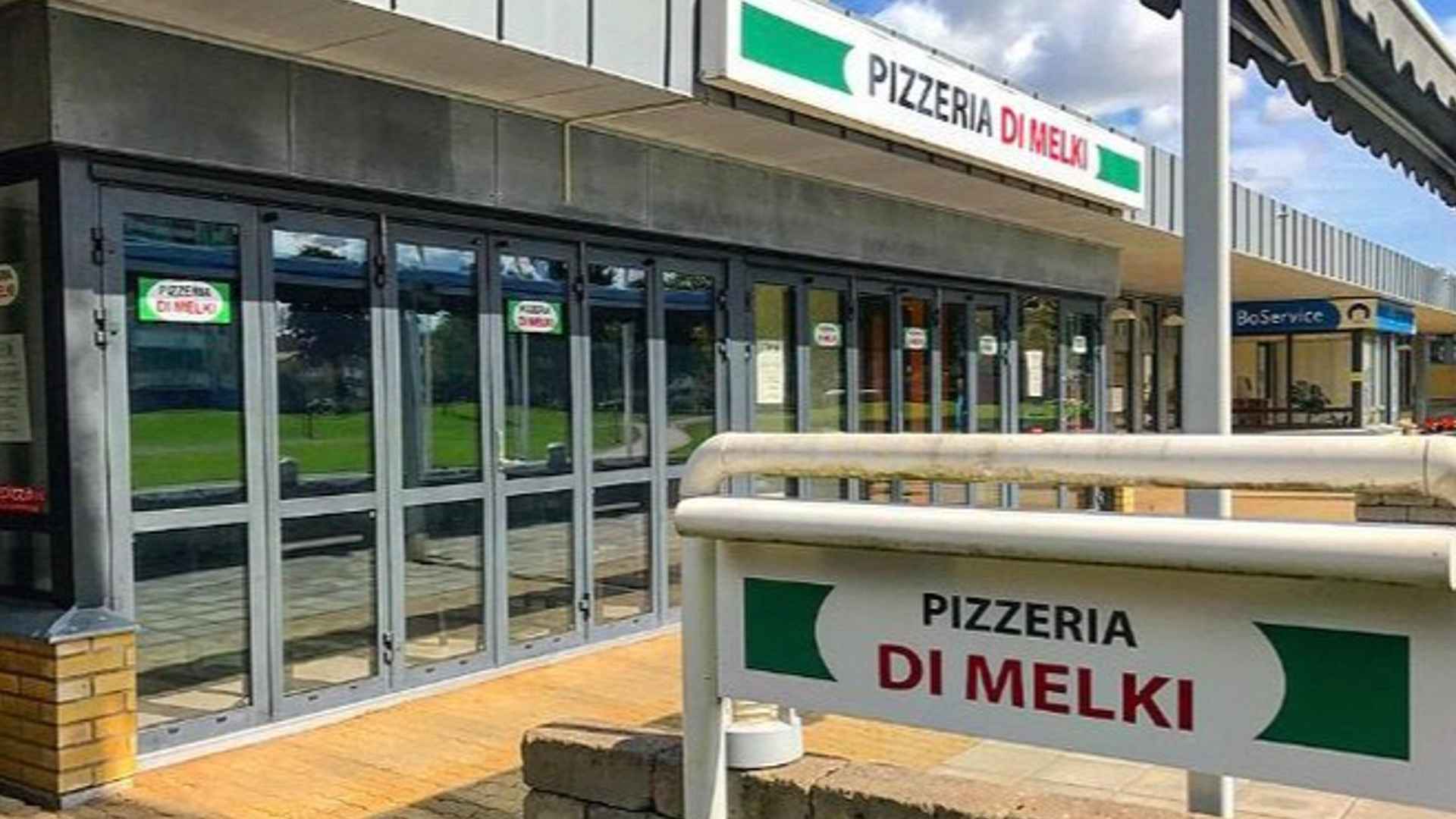 Neapolitansk pizza dras isär med smält mozzarella och basilika